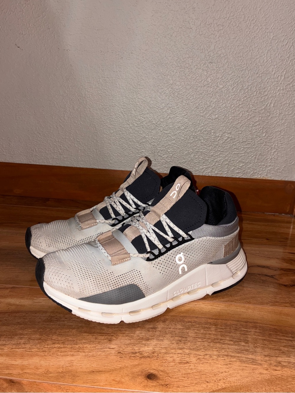 On Cloud Women’s Cloudnova White Sand Beige Athletic Sneakers Shoes - size 8